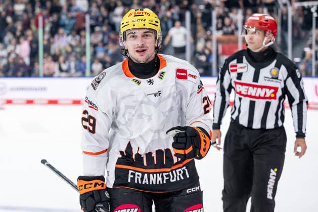 Anthony Romano (Loewen Frankfurt, 29) bei der Rueckkehr zur Bank nach seinem Tor zum 1:3 per Penaltyschuss GER, EHC Red Bull Muenchen vs. Loewen Frankfurt Eishockey, DEL, Saison 2026 2027, 4. Spieltag, 27.09.2026. Foto: HMB Media Heike Feiner Copyright: HMBxMedia HeikexFeiner