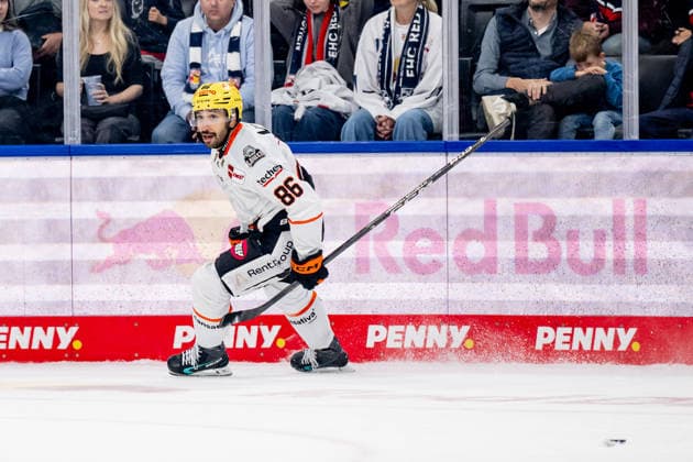 Cameron Brace (Loewen Frankfurt, 86) bejubelt sein Tor Empty Net Goal zum 1:4 - Endstand GER, EHC Red Bull Muenchen vs. Loewen Frankfurt Eishockey, DEL, Saison 2026 2027, 4. Spieltag, 27.09.2026. Foto: HMB Media Heike Feiner Copyright: HMBxMedia HeikexFeiner
