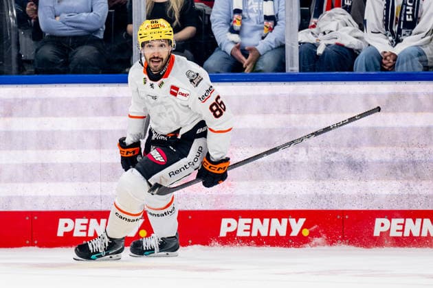 Cameron Brace (Loewen Frankfurt, 86) bejubelt sein Tor Empty Net Goal zum 1:4 - Endstand GER, EHC Red Bull Muenchen vs. Loewen Frankfurt Eishockey, DEL, Saison 2026 2027, 4. Spieltag, 27.09.2026. Foto: HMB Media Heike Feiner Copyright: HMBxMedia HeikexFeiner