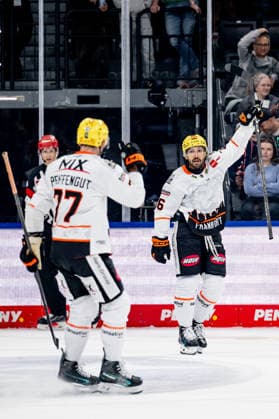 Cameron Brace (Loewen Frankfurt, 86) bejubelt sein Tor Empty Net Goal zum 1:4 - Endstand GER, EHC Red Bull Muenchen vs. Loewen Frankfurt Eishockey, DEL, Saison 2026 2027, 4. Spieltag, 27.09.2026. Foto: HMB Media Heike Feiner Copyright: HMBxMedia HeikexFeiner