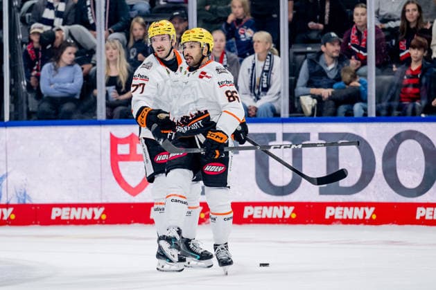 Daniel Pfaffengut (Loewen Frankfurt, 77) bejubelt mit Cameron Brace (Loewen Frankfurt, 86) dessen Tor Empty Net Goal zum 1:4 - Endstand GER, EHC Red Bull Muenchen vs. Loewen Frankfurt Eishockey, DEL, Saison 2026 2027, 4. Spieltag, 27.09.2026. Foto: HMB Media Heike Feiner Copyright: HMBxMedia HeikexFeiner