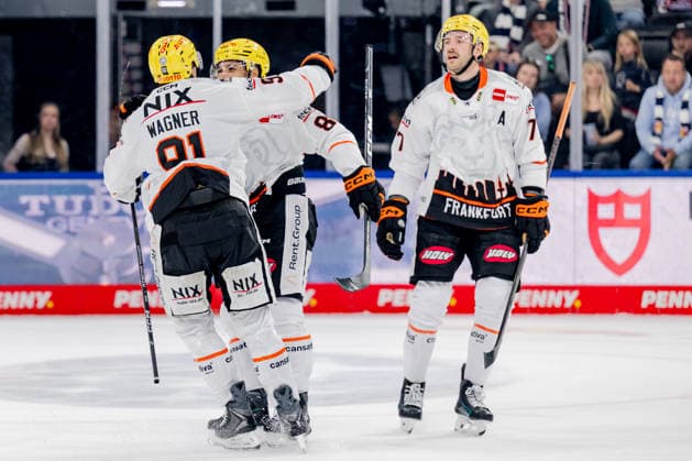 Austin Wagner (Loewen Frankfurt, 91) und Daniel Pfaffengut (Loewen Frankfurt, 77) bejubeln mit Cameron Brace (Loewen Frankfurt, 86) dessen Tor Empty Net Goal zum 1:4 - Endstand GER, EHC Red Bull Muenchen vs. Loewen Frankfurt Eishockey, DEL, Saison 2026 2027, 4. Spieltag, 27.09.2026. Foto: HMB Media Heike Feiner Copyright: HMBxMedia HeikexFeiner