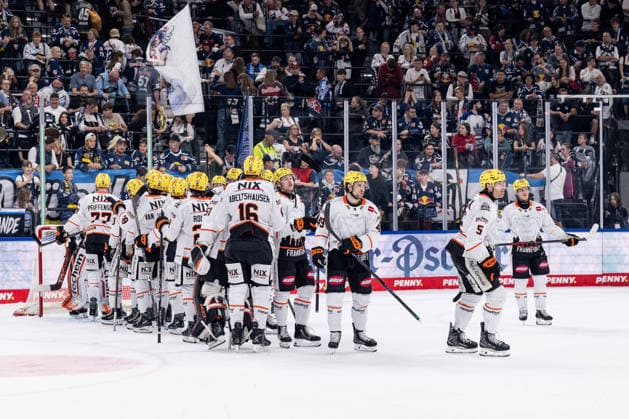 Die Frankfurter Spieler bejubeln den Sieg nach Spielende GER, EHC Red Bull Muenchen vs. Loewen Frankfurt Eishockey, DEL, Saison 2026 2027, 4. Spieltag, 27.09.2026. Foto: HMB Media Heike Feiner Copyright: HMBxMedia HeikexFeiner