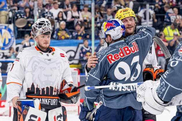 Umarmung bei den Shakehands zwischen Maximilian Kastner (EHC Red Bull Muenchen, 93) und Konrad Abeltshauser (Loewen Frankfurt, 16) GER, EHC Red Bull Muenchen vs. Loewen Frankfurt Eishockey, DEL, Saison 2026 2027, 4. Spieltag, 27.09.2026. Foto: HMB Media Heike Feiner Copyright: HMBxMedia HeikexFeiner