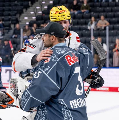 Umarmung bei den Shakehands zwischen Mathias Niederberger (Torwart, EHC Red Bull Muenchen, 35) und Konrad Abeltshauser (Loewen Frankfurt, 16) GER, EHC Red Bull Muenchen vs. Loewen Frankfurt Eishockey, DEL, Saison 2026 2027, 4. Spieltag, 27.09.2026. Foto: HMB Media Heike Feiner Copyright: HMBxMedia HeikexFeiner