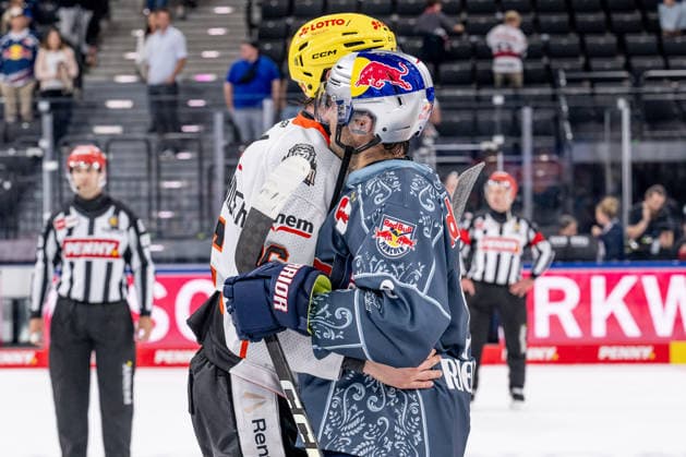 Umarmung bei den Shakehands zwischen Tobias Rieder (EHC Red Bull Muenchen, 08) und Konrad Abeltshauser (Loewen Frankfurt, 16) GER, EHC Red Bull Muenchen vs. Loewen Frankfurt Eishockey, DEL, Saison 2026 2027, 4. Spieltag, 27.09.2026. Foto: HMB Media Heike Feiner Copyright: HMBxMedia HeikexFeiner