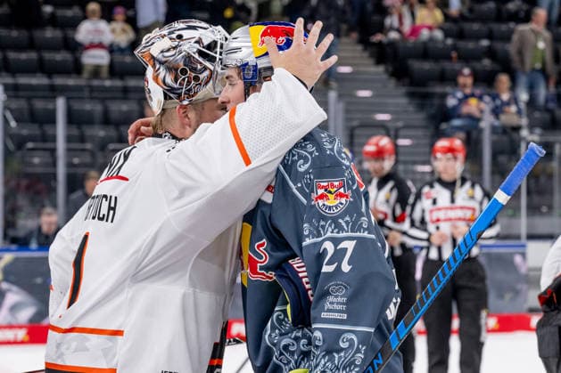 Umarmung bei den Shakehands zwischen Nico Pertuch (Torwart, Loewen Frankfurt, 01) und Veit Oswald (EHC Red Bull Muenchen, 27) GER, EHC Red Bull Muenchen vs. Loewen Frankfurt Eishockey, DEL, Saison 2026 2027, 4. Spieltag, 27.09.2026. Foto: HMB Media Heike Feiner Copyright: HMBxMedia HeikexFeiner