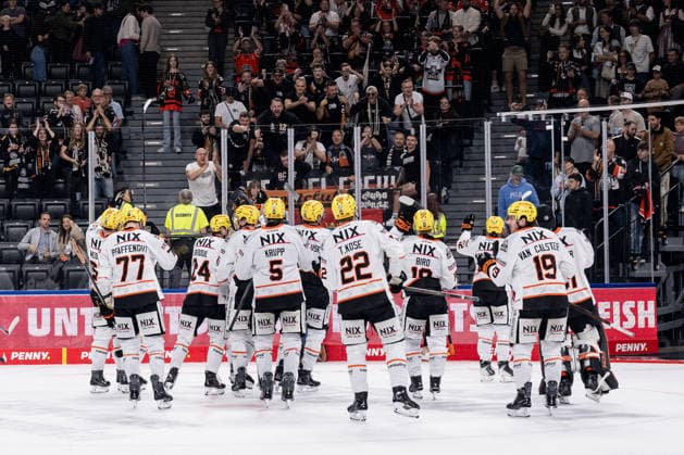 Die Frankfurter Spieler feiern vor ihren Fans den Sieg GER, EHC Red Bull Muenchen vs. Loewen Frankfurt Eishockey, DEL, Saison 2026 2027, 4. Spieltag, 27.09.2026. Foto: HMB Media Franz Feiner Copyright: HMBxMedia FranzxFeiner