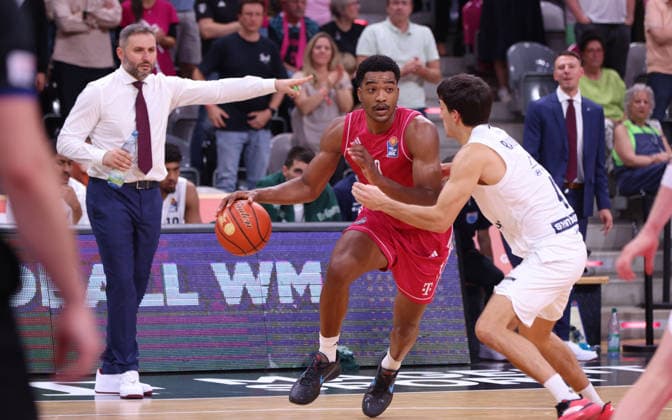 Justin Onyejiaka (Bonn) gegen Vuk Radojicic (MBC), hinten Headcoach Vladimir Jovanovic (MBC), Bonn, Deutschland, 27.09.2026, Basketball Bundesliga, 3. Spieltag, Telekom Baskets Bonn vs Syntainics MBC.