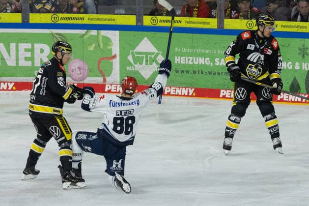 Krefeld, Deutschland 27. September 2026: PENNY DEL - 2026 2027 - Sp. 4 - Krefeld Pinguine gegen Schwenninger Wild Wings Im Bild: Torschütze Kyle Platzer (Schwenningen) jubelt über den Treffer zum 0:1 YAYLA ARENA Nordrhein Westfalen Copyright: xFotostandx xGoertzx