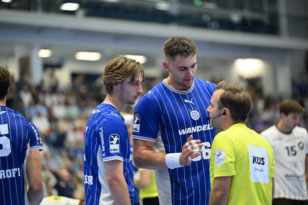 27.09.2026,GER, Handball, Herren, Opel HBL, Saison 2026 2027, 6. Spieltag, VfL Gummersbach vs. Bergischer HC Å tÄ›pan Zeman (VfL Gummersbach 66), Mathis Häseler (VfL Gummersbach 11), diskutieren mit dem Schiesrichter DFB DFL regulations prohibit any use of photographs as image sequences and or quasi-video Gummersbach SCHWALBE arena NRW Deutschland Germany Copyright: xNordphoto Meuterx