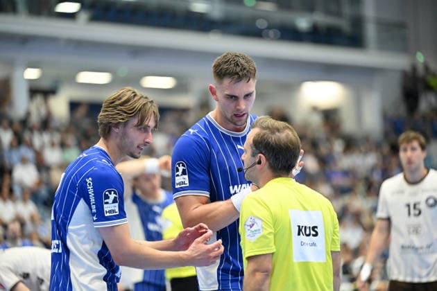 27.09.2026,GER, Handball, Herren, Opel HBL, Saison 2026 2027, 6. Spieltag, VfL Gummersbach vs. Bergischer HC Å tÄ›pan Zeman (VfL Gummersbach 66), Mathis Häseler (VfL Gummersbach 11), diskutieren mit dem Schiesrichter DFB DFL regulations prohibit any use of photographs as image sequences and or quasi-video Gummersbach SCHWALBE arena NRW Deutschland Germany Copyright: xNordphoto Meuterx