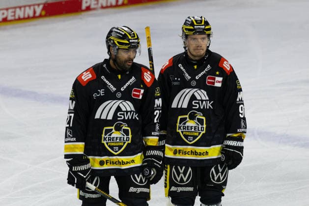 Krefeld, Deutschland 27. September 2026: PENNY DEL - 2026 2027 - Sp. 4 - Krefeld Pinguine gegen Schwenninger Wild Wings Im Bild: v.li. C.J. Suess (Krefeld) und Roope Mäkitalo Maekitalo (Krefeld) YAYLA ARENA Nordrhein Westfalen Copyright: xFotostandx xGoertzx