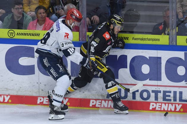 Eishockey Penny DEL 4. Spieltag Krefeld Pinguine - Schwenninger Wild Wings am 27.09.2026 in der Yayla Arena in Krefeld Eric Cornel ( Schwenningen ), links - Tanner Kero ( Krefeld ), rechts Gemäß den Vorgaben der DEL Deutsche Eishockey Liga ist die Publikation und Weiterverwertung der Aufnahmen in elektronischen Medien und Endgeräten aller Art während des laufenden Spiels nicht zulässig.
