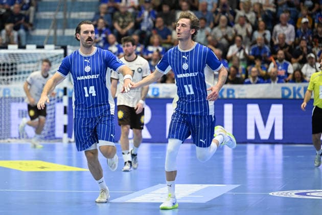 27.09.2026,GER, Handball, Herren, Opel HBL, Saison 2026 2027, 6. Spieltag, VfL Gummersbach vs. Bergischer HC Torjubel Jubel Jubellauf, Teitur Örn Einarsson (VfL Gummersbach 14), Mathis Häseler (VfL Gummersbach 11), DFB DFL regulations prohibit any use of photographs as image sequences and or quasi-video Gummersbach SCHWALBE arena NRW Deutschland Germany Copyright: xNordphoto Meuterx