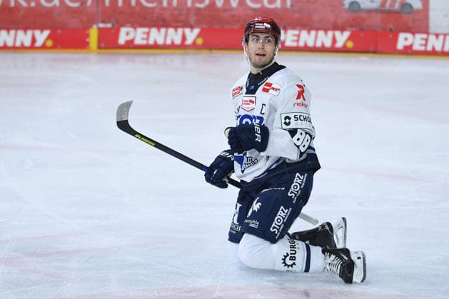 Eishockey Penny DEL 4. Spieltag Krefeld Pinguine - Schwenninger Wild Wings am 27.09.2026 in der Yayla Arena in Krefeld Torjubel zum 0:1 durch Kyle Platzer ( Schwenningen ) Gemäß den Vorgaben der DEL Deutsche Eishockey Liga ist die Publikation und Weiterverwertung der Aufnahmen in elektronischen Medien und Endgeräten aller Art während des laufenden Spiels nicht zulässig.