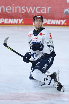 Eishockey Penny DEL 4. Spieltag Krefeld Pinguine - Schwenninger Wild Wings am 27.09.2026 in der Yayla Arena in Krefeld Torjubel zum 0:1 durch Kyle Platzer ( Schwenningen ) Gemäß den Vorgaben der DEL Deutsche Eishockey Liga ist die Publikation und Weiterverwertung der Aufnahmen in elektronischen Medien und Endgeräten aller Art während des laufenden Spiels nicht zulässig.