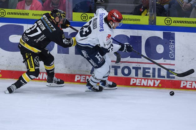 Eishockey Penny DEL 4. Spieltag Krefeld Pinguine - Schwenninger Wild Wings am 27.09.2026 in der Yayla Arena in Krefeld Max Newton ( Krefeld ), links - Reed Lebster ( Schwenningen ), rechts Gemäß den Vorgaben der DEL Deutsche Eishockey Liga ist die Publikation und Weiterverwertung der Aufnahmen in elektronischen Medien und Endgeräten aller Art während des laufenden Spiels nicht zulässig.