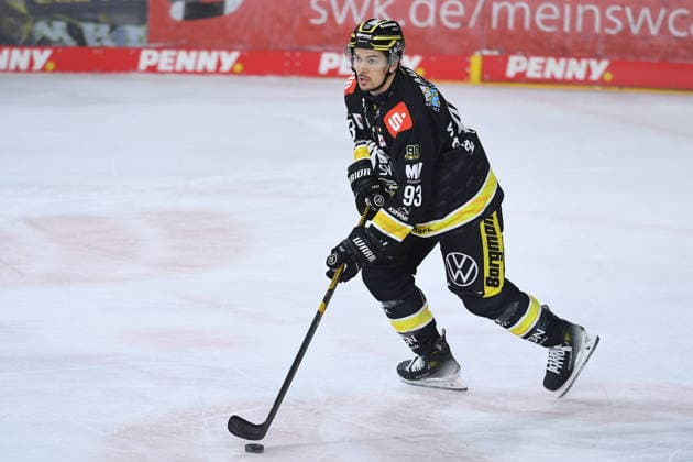 Eishockey Penny DEL 4. Spieltag Krefeld Pinguine - Schwenninger Wild Wings am 27.09.2026 in der Yayla Arena in Krefeld Stuart Percy ( Krefeld ) Gemäß den Vorgaben der DEL Deutsche Eishockey Liga ist die Publikation und Weiterverwertung der Aufnahmen in elektronischen Medien und Endgeräten aller Art während des laufenden Spiels nicht zulässig.