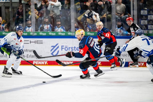 27.09.2026 - Eishockey - Saison 2026 2027 - Penny DEL - Nürnberg Ice Tigers Icetigers - Straubing Tigers - ThHa - xthxhax - Evan Barratt (10, Nürnberg Ice Tigers, NIT ) Linus Brandl (73, Straubing Tigers )