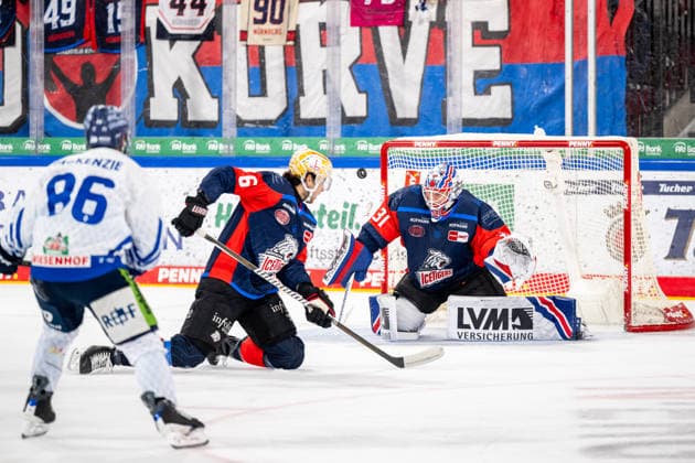 27.09.2026 - Eishockey - Saison 2026 2027 - Penny DEL - Nürnberg Ice Tigers Icetigers - Straubing Tigers - ThHa - xthxhax - Skyler McKenzie (86, Straubing Tigers ) Julius Karrer (6, Nürnberg Ice Tigers, NIT ) Niklas Treutle (31, Nürnberg Ice Tigers, NIT )