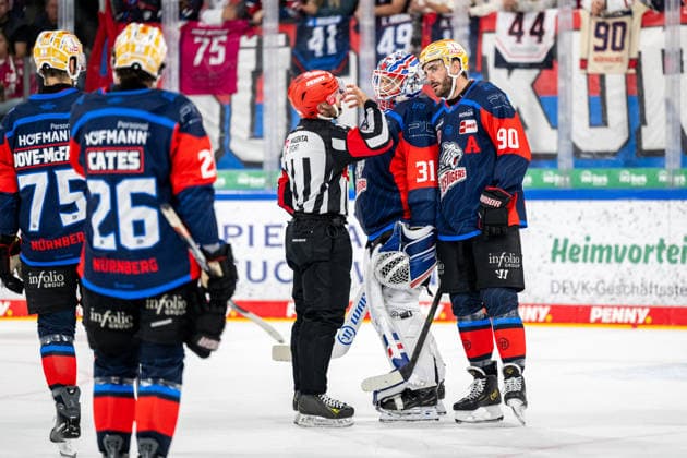 27.09.2026 - Eishockey - Saison 2026 2027 - Penny DEL - Nürnberg Ice Tigers Icetigers - Straubing Tigers - ThHa - xthxhax - Schiedsrichter diskutiert mit Niklas Treutle (31, Nürnberg Ice Tigers, NIT ) nach dessen Strafe