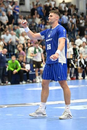 27.09.2026,GER, Handball, Herren, Opel HBL, Saison 2026 2027, 6. Spieltag, VfL Gummersbach vs. Bergischer HC Å tÄ›pan Zeman (VfL Gummersbach 66), jubelt weil der Torwart Bertram Obling (VfL Gummersbach 16), einen 7 Meter gehalten hat DFB DFL regulations prohibit any use of photographs as image sequences and or quasi-video Gummersbach SCHWALBE arena NRW Deutschland Germany Copyright: xNordphoto Meuterx