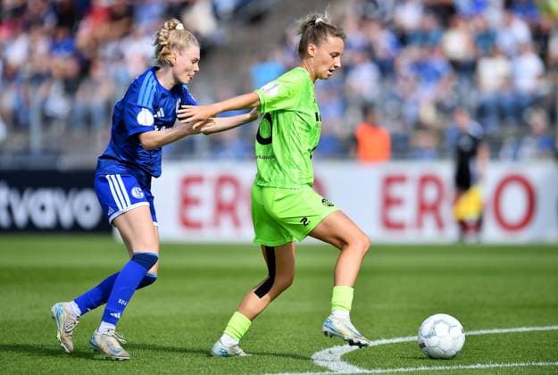 Schalke 04 - SGS Essen ** NUR FÜR REDAKTIONELLE ZWECKE ** EDITORIAL USE ONLY **<p>Fußball Frauen DFB-Pokall 1. Runde: Schalke 04 - SGS Essen am 27.09.2026 im Parkstadion in Gelsenkirchen Jolina Opladen ( Schalke 04 ), links - Jule Schnieder ( SGS Essen ), rechts Deutschland Nordrhein Westfalen Gelsenkirchen Copyright: ThorstenxTillmann