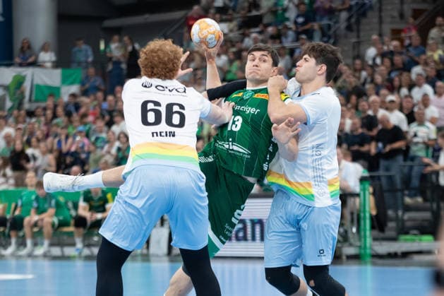 Handball, HBL2: SC DHfK Leipzig - TSV Bayer Dormagen; 27.09.2026 Matej Klima (13, SC DHfK Leipzig) in der Zange zwischen Julius Hein (66, Bayer Dormagen) und Luca Krist (2, Bayer Dormagen). Handball, 2. Bundesliga, Saison 2026 2027, 5. Spieltag: SC DHfK Leipzig vs. TSV Bayer Dormagen am 27.09.2026 in der Quarterback Immobilien Arena Leipzig. Copyright: xBEAUTIFULxSPORTS JanxKaeferx