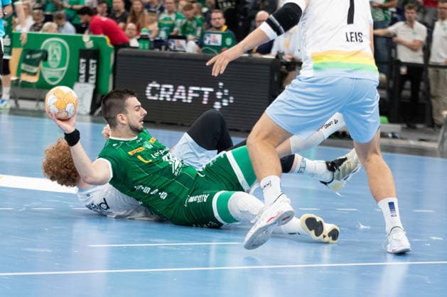 Handball, HBL2: SC DHfK Leipzig - TSV Bayer Dormagen; 27.09.2026 Luka Rogan (33, SC DHfK Leipzig) zu Boden gerungen. Handball, 2. Bundesliga, Saison 2026 2027, 5. Spieltag: SC DHfK Leipzig vs. TSV Bayer Dormagen am 27.09.2026 in der Quarterback Immobilien Arena Leipzig. Copyright: xBEAUTIFULxSPORTS JanxKaeferx