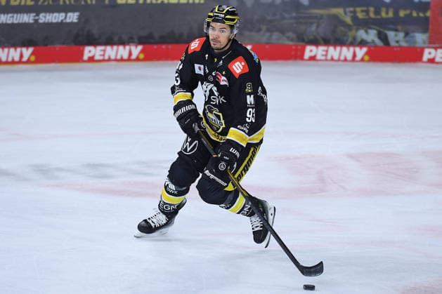Eishockey Penny DEL 4. Spieltag Krefeld Pinguine - Schwenninger Wild Wings am 27.09.2026 in der Yayla Arena in Krefeld Stuart Percy ( Krefeld ) Gemäß den Vorgaben der DEL Deutsche Eishockey Liga ist die Publikation und Weiterverwertung der Aufnahmen in elektronischen Medien und Endgeräten aller Art während des laufenden Spiels nicht zulässig.