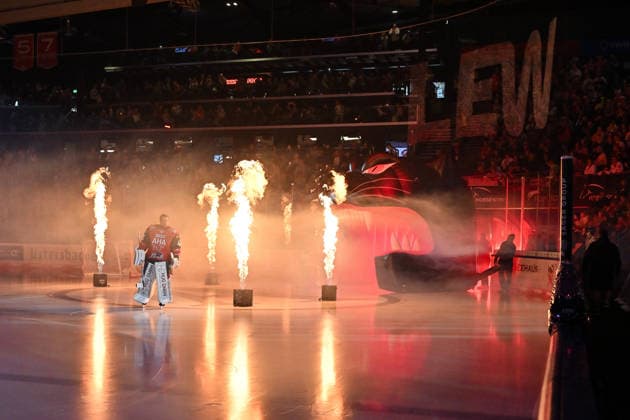 Penny DEL; Augsburger Panther - Kölner Haie, 27.09.2026 AUGSBURG, GERMANY; 27. SEPTEMBER: im Bild der Einlauf der Panther vor dem Match der Penny DEL zwischen den Augsburger Panthern und den Kölner Haien am 4. Spieltag im Curt Frenzel Stadion - Peyton JONES (Augsburger Panther 41) Copyright: xBEAUTIFULxSPORTS Goldbergx
