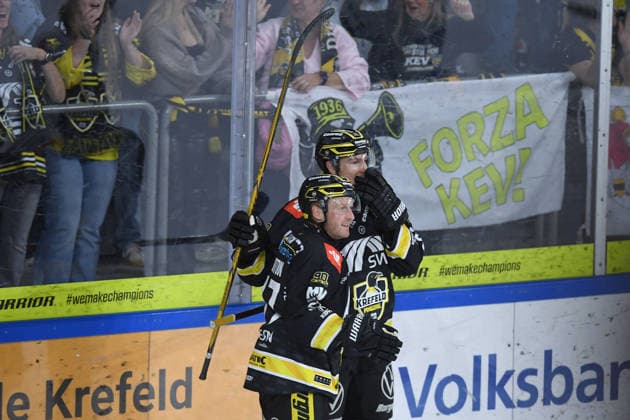 Eishockey Penny DEL 4. Spieltag Krefeld Pinguine - Schwenninger Wild Wings am 27.09.2026 in der Yayla Arena in Krefeld Torjubel zum 1:1 durch Adam Payerl ( Krefeld ) Gemäß den Vorgaben der DEL Deutsche Eishockey Liga ist die Publikation und Weiterverwertung der Aufnahmen in elektronischen Medien und Endgeräten aller Art während des laufenden Spiels nicht zulässig.