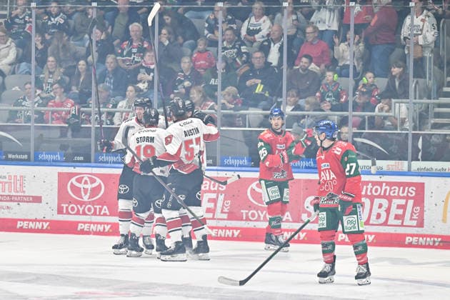 Penny DEL; Augsburger Panther - Kölner Haie, 27.09.2026 AUGSBURG, GERMANY; 27. SEPTEMBER: Jubel der Gäste nach dem Treffer zum 0-1 durch Ryan MACINNIS (Kölner Haie 77) Tor Torschuetze Freude Happy während dem Match der Penny DEL zwischen den Augsburger Panthern und den Kölner Haien am 4. Spieltag im Curt Frenzel Stadion Copyright: xBEAUTIFULxSPORTS Goldbergx