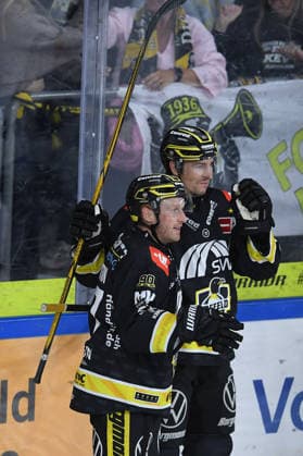 Eishockey Penny DEL 4. Spieltag Krefeld Pinguine - Schwenninger Wild Wings am 27.09.2026 in der Yayla Arena in Krefeld Torjubel zum 1:1 durch Adam Payerl ( Krefeld ) Gemäß den Vorgaben der DEL Deutsche Eishockey Liga ist die Publikation und Weiterverwertung der Aufnahmen in elektronischen Medien und Endgeräten aller Art während des laufenden Spiels nicht zulässig.