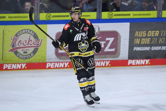 Eishockey Penny DEL 4. Spieltag Krefeld Pinguine - Schwenninger Wild Wings am 27.09.2026 in der Yayla Arena in Krefeld Adam Payerl ( Krefeld ) Gemäß den Vorgaben der DEL Deutsche Eishockey Liga ist die Publikation und Weiterverwertung der Aufnahmen in elektronischen Medien und Endgeräten aller Art während des laufenden Spiels nicht zulässig.