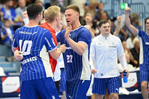 27.09.2026,GER, Handball, Herren, Opel HBL, Saison 2026 2027, 6. Spieltag, VfL Gummersbach vs. Bergischer HC Kristjan Horžen (VfL Gummersbach 27), Alex Dujshebaev (VfL Gummersbach 10), Bertram Obling (VfL Gummersbach 16), freuen sich ueber einen gehaltenen 7 Meter DFB DFL regulations prohibit any use of photographs as image sequences and or quasi-video Gummersbach SCHWALBE arena NRW Deutschland Germany Copyright: xNordphoto Meuterx