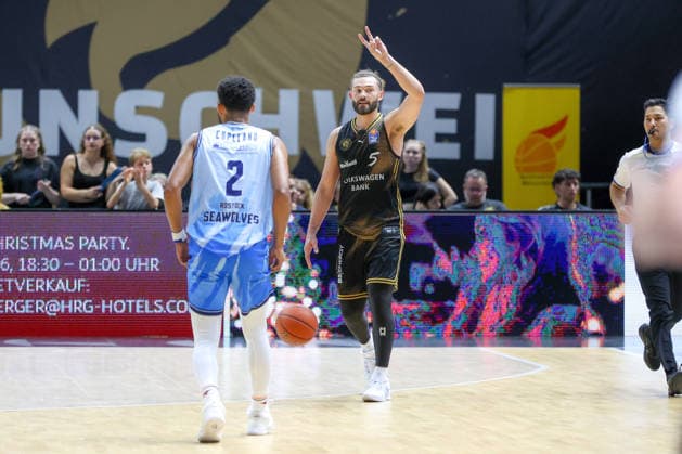 27.09.2026, xgox, Basketball - easyCredit BBL, Basketball Loewen Braunschweig - Rostock Seawolves emspor, v.l. Devin Askew (Braunschweig, 5) am Ball, plays the ball Braunschweig