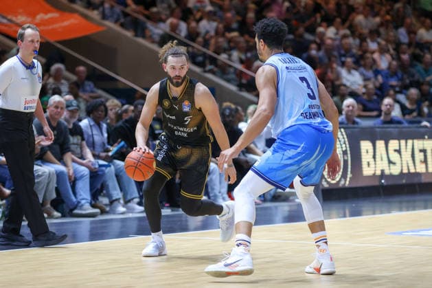 27.09.2026, xgox, Basketball - easyCredit BBL, Basketball Loewen Braunschweig - Rostock Seawolves emspor, v.l. Devin Askew (Braunschweig, 5), Zach Copeland (Rostock, Dominic Lockhart (Rostock, 3) Zweikampf, Duell, Kampf, tackle Braunschweig