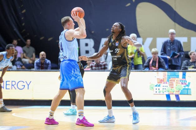 27.09.2026, xgox, Basketball - easyCredit BBL, Basketball Loewen Braunschweig - Rostock Seawolves emspor, v.l. Artur Konontsuk (Rostock, 34), Tajh Green (Braunschweig, 55) Zweikampf, Duell, Kampf, tackle Braunschweig