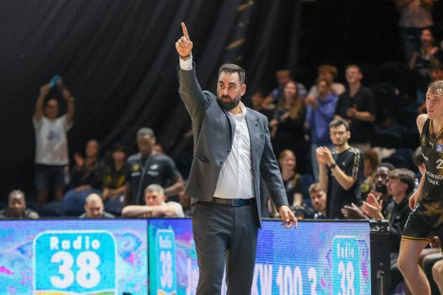 27.09.2026, xgox, Basketball - easyCredit BBL, Basketball Loewen Braunschweig - Rostock Seawolves emspor, v.l. Ramon Diaz Sanchez (Braunschweig, Trainer) Jubel, Torjubel, jubelt ueber das Tor, celebrate the goal, celebration Braunschweig