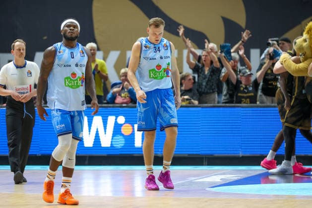 27.09.2026, xgox, Basketball - easyCredit BBL, Basketball Loewen Braunschweig - Rostock Seawolves emspor, v.l. Artur Konontsuk (Rostock, 34) enttaeuscht, schaut enttaeuscht, niedergeschlagen, disappointed Braunschweig