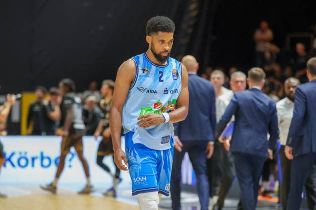 27.09.2026, xgox, Basketball - easyCredit BBL, Basketball Loewen Braunschweig - Rostock Seawolves emspor, v.l. Zach Copeland (Rostock, 2) enttaeuscht, schaut enttaeuscht, niedergeschlagen, disappointed Braunschweig
