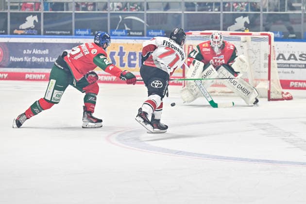 Penny DEL; Augsburger Panther - Kölner Haie, 27.09.2026 AUGSBURG, GERMANY; 27. SEPTEMBER: im Duell Daniel FISCHBUCH (Kölner Haie 71) und Noel HOEFENMAYER (Augsburger Panther 22) während dem Match der Penny DEL zwischen den Augsburger Panthern und den Kölner Haien am 4. Spieltag im Curt Frenzel Stadion Copyright: xBEAUTIFULxSPORTS Goldbergx