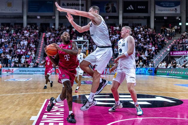 Jeff Garrett Jr. (Telekom Baskets Bonn, 04) vs Borisa Simanic (SYNTAINICS MBC, 22), Collin Welp (SYNTAINICS MBC, 40) Telekom Baskets Bonn vs. SYNTAINICS MBC, Basketball, easy Credit BBL, 03. Spieltag, 2026 2027, 27.09.2026 Telekom Baskets Bonn vs. SYNTAINICS MBC, Basketball, easy Credit BBL, 03. Spieltag, 2026 2027, 27.09.2026 Bonn Copyright: xEibner-Pressefoto GerhardxWingenderx EP_GWR