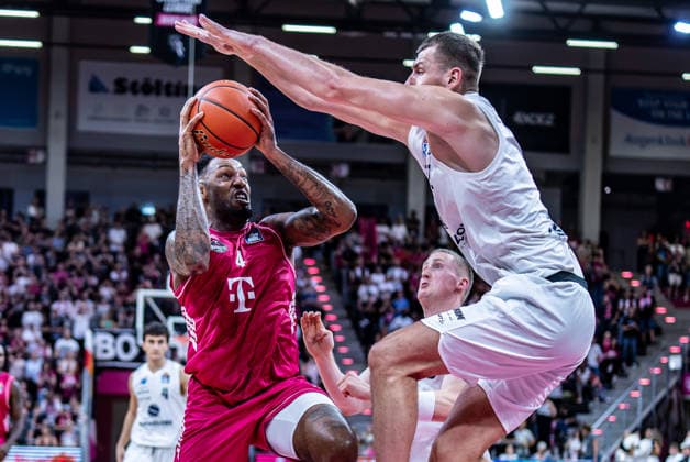 Jeff Garrett Jr. (Telekom Baskets Bonn, 04) vs Kris Clyburn (SYNTAINICS MBC, 21) Telekom Baskets Bonn vs. SYNTAINICS MBC, Basketball, easy Credit BBL, 03. Spieltag, 2026 2027, 27.09.2026 Telekom Baskets Bonn vs. SYNTAINICS MBC, Basketball, easy Credit BBL, 03. Spieltag, 2026 2027, 27.09.2026 Bonn Copyright: xEibner-Pressefoto GerhardxWingenderx EP_GWR
