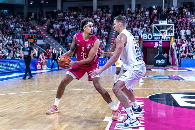 Kris Clyburn (SYNTAINICS MBC, 21) vs Michael Kessens (Telekom Baskets Bonn, 06) Telekom Baskets Bonn vs. SYNTAINICS MBC, Basketball, easy Credit BBL, 03. Spieltag, 2026 2027, 27.09.2026 Telekom Baskets Bonn vs. SYNTAINICS MBC, Basketball, easy Credit BBL, 03. Spieltag, 2026 2027, 27.09.2026 Bonn Copyright: xEibner-Pressefoto GerhardxWingenderx EP_GWR