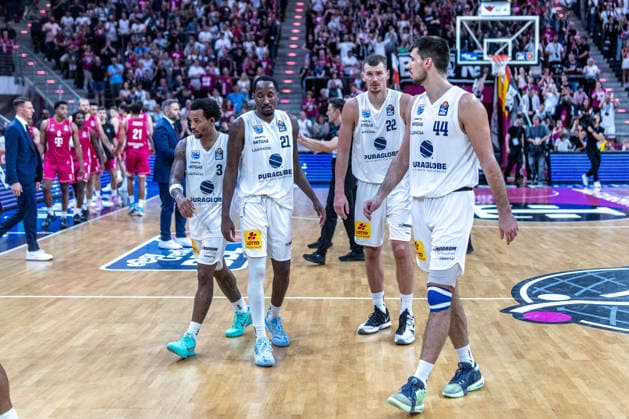 Die Spieler der SYNTAINICS MBC, Kris Clyburn (SYNTAINICS MBC, 21), DeLonnie Hunt (SYNTAINICS MBC, 03), Jure Planinic (SYNTAINICS MBC, 44) und Boris Simanic (SYNTAINICS MBC, 22) gehen nach der Niederlage enttaeuscht vom Feld Telekom Baskets Bonn vs. SYNTAINICS MBC, Basketball, easy Credit BBL, 03. Spieltag, 2026 2027, 27.09.2026 Telekom Baskets Bonn vs. SYNTAINICS MBC, Basketball, easy Credit BBL, 03. Spieltag, 2026 2027, 27.09.2026 Bonn Copyright: xEibner-Pressefoto GerhardxWingenderx EP_GWR