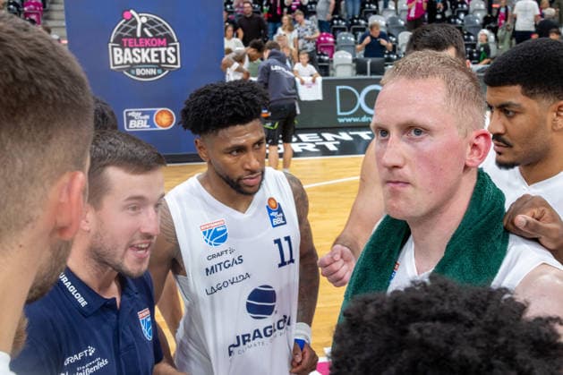 Die Spieler der SYNTAINICS MBC stehen nach der Niederlage enttaeuscht zusammen Telekom Baskets Bonn vs. SYNTAINICS MBC, Basketball, easy Credit BBL, 03. Spieltag, 2026 2027, 27.09.2026 Telekom Baskets Bonn vs. SYNTAINICS MBC, Basketball, easy Credit BBL, 03. Spieltag, 2026 2027, 27.09.2026 Bonn Copyright: xEibner-Pressefoto GerhardxWingenderx EP_GWR