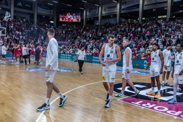 Die Spieler der SYNTAINICS MBC gehen nach der Niederlage enttaeuscht vom Spielfeld Telekom Baskets Bonn vs. SYNTAINICS MBC, Basketball, easy Credit BBL, 03. Spieltag, 2026 2027, 27.09.2026 Telekom Baskets Bonn vs. SYNTAINICS MBC, Basketball, easy Credit BBL, 03. Spieltag, 2026 2027, 27.09.2026 Bonn Copyright: xEibner-Pressefoto GerhardxWingenderx EP_GWR